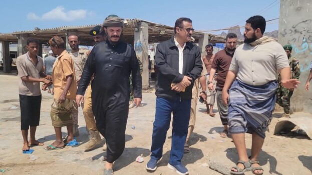 خلال زيارته لمركز الإنزال وساحة حراج الضربة… مدير البريقة يؤكد اهتمام قيادة السلطة المحلية بالنهوض وتطوير كافة المنشآت السمكية