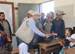 الشركة الوطنية للأسمنت توزع 13 ألفاً و500 حقيبة مدرسية في ثلاث مديريات بمحافظة لحج