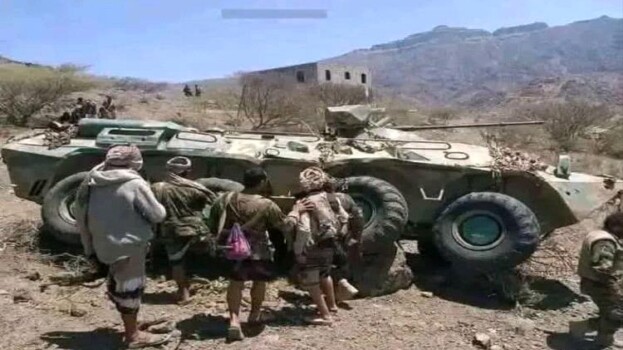 تسليم مواقع عسكرية في غرب تعز للحوثيين خلال هجوم مباغت