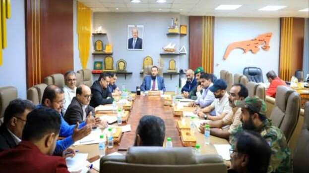 محافظ عدن عبدالرحمن شيخ يعلن بدء العمل بكسر الاحتكار واستيراد الغاز من الخارج
