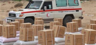 الهلال الأحمر اليمني بلحج يدشن توزيع مساعدات غذائية وإيوائية للأسر النازحة في مديرية تبن بلحج