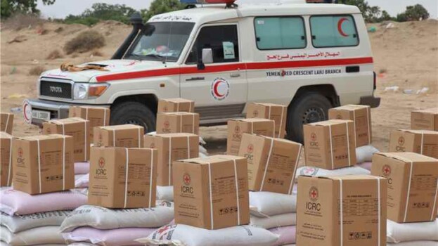 الهلال الأحمر اليمني بلحج يدشن توزيع مساعدات غذائية وإيوائية للأسر النازحة في مديرية تبن بلحج
