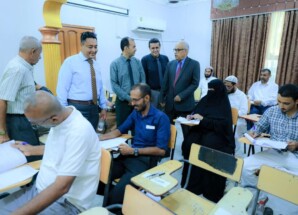العطاس يتفقد سير الامتحانات بكلية العلوم الاجتماعية والإنسانية بجامعة عدن