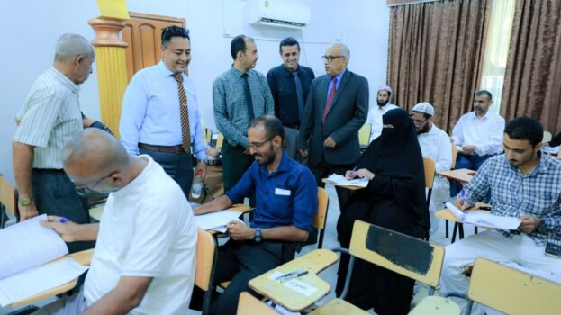 العطاس يتفقد سير الامتحانات بكلية العلوم الاجتماعية والإنسانية بجامعة عدن