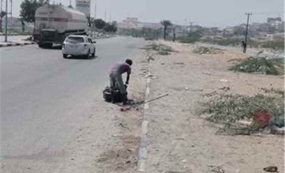 مشروع نظافة مديرية مدينة المكلا يواصل أعمال النظافة ورفع المخلفات في الشارع العام بمنطقة بويش وخط الخدمات بفلك